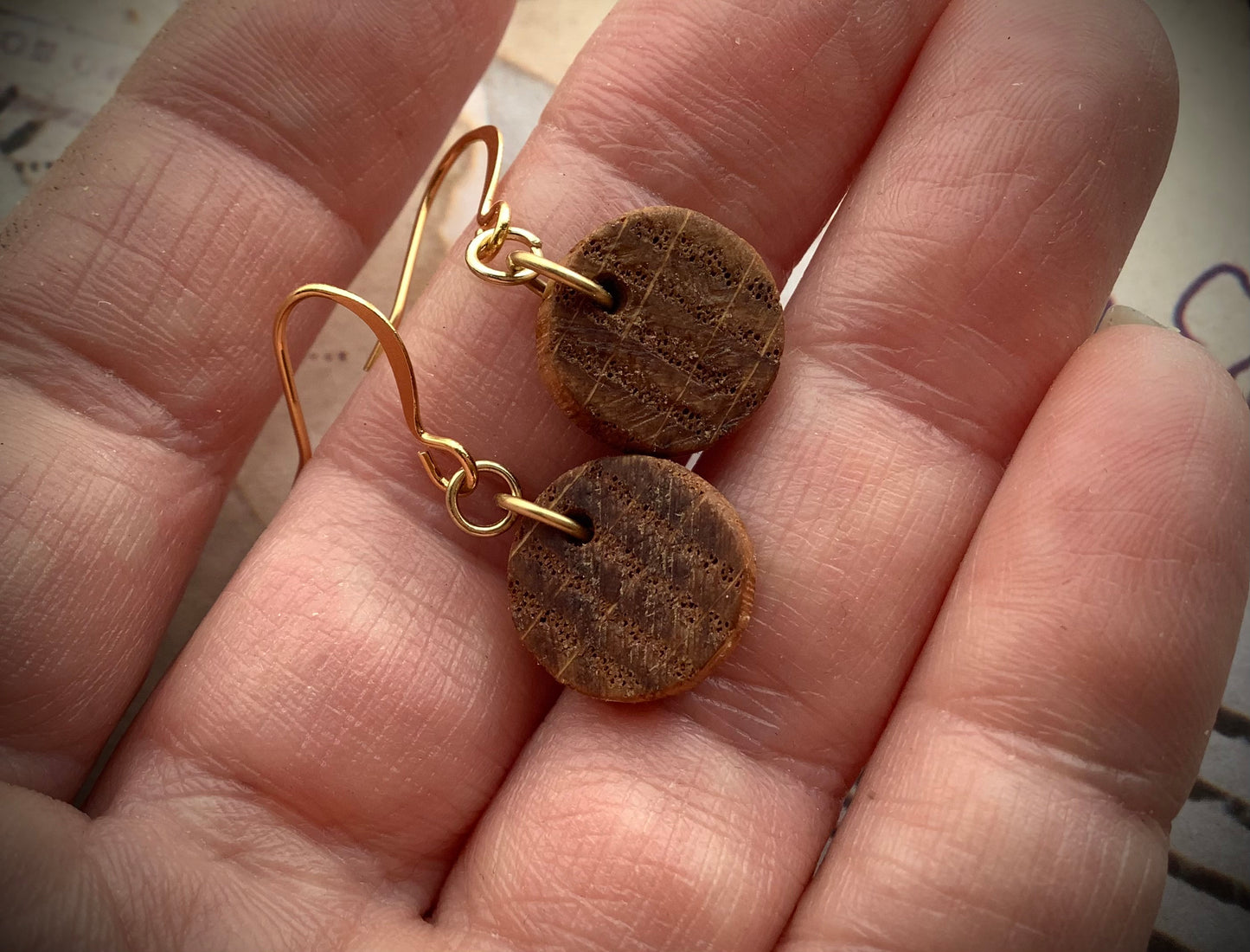 Oak wood slice disk earrings, natural earrings, boho, hippie, wooden earrings, minimalist earrings, Tiny round, small coin style, warm look