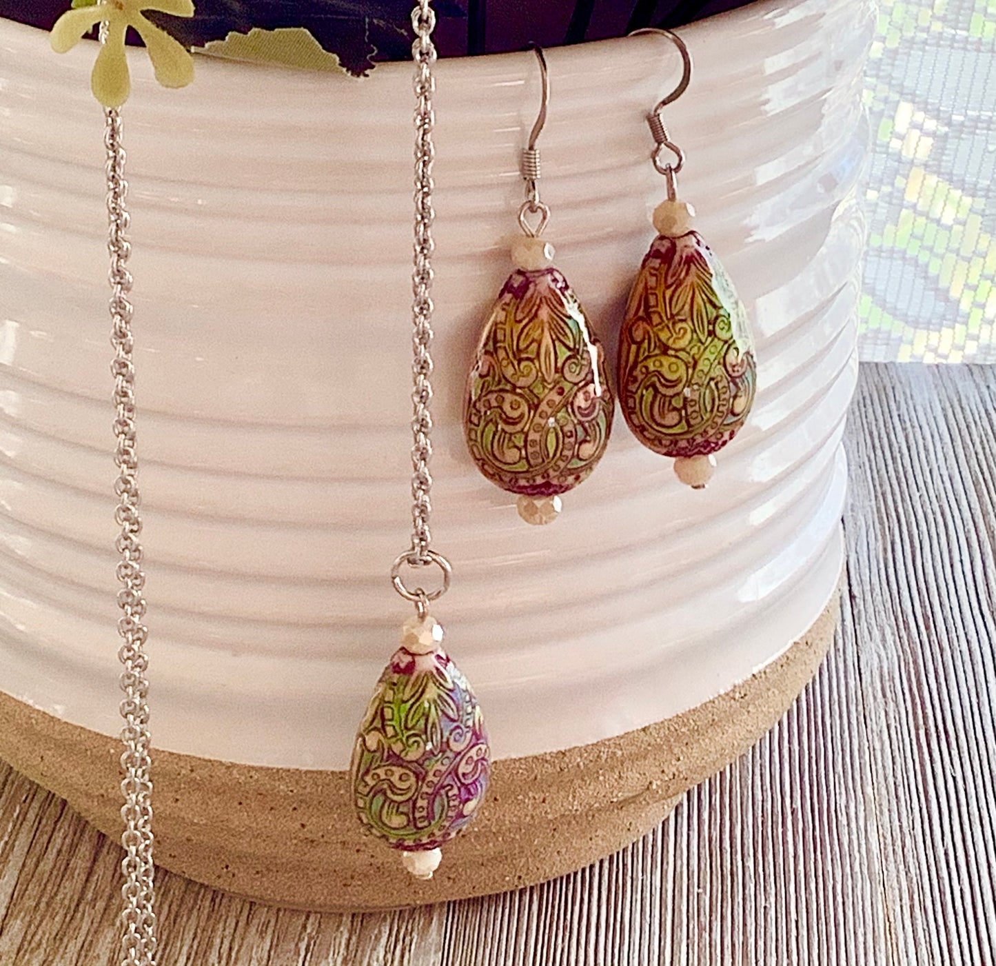 Modern Day Mood Necklace, color changing pendant, heat sensitive, temperature sensitive pendant, teardrop, moody necklace, pretty mood bead