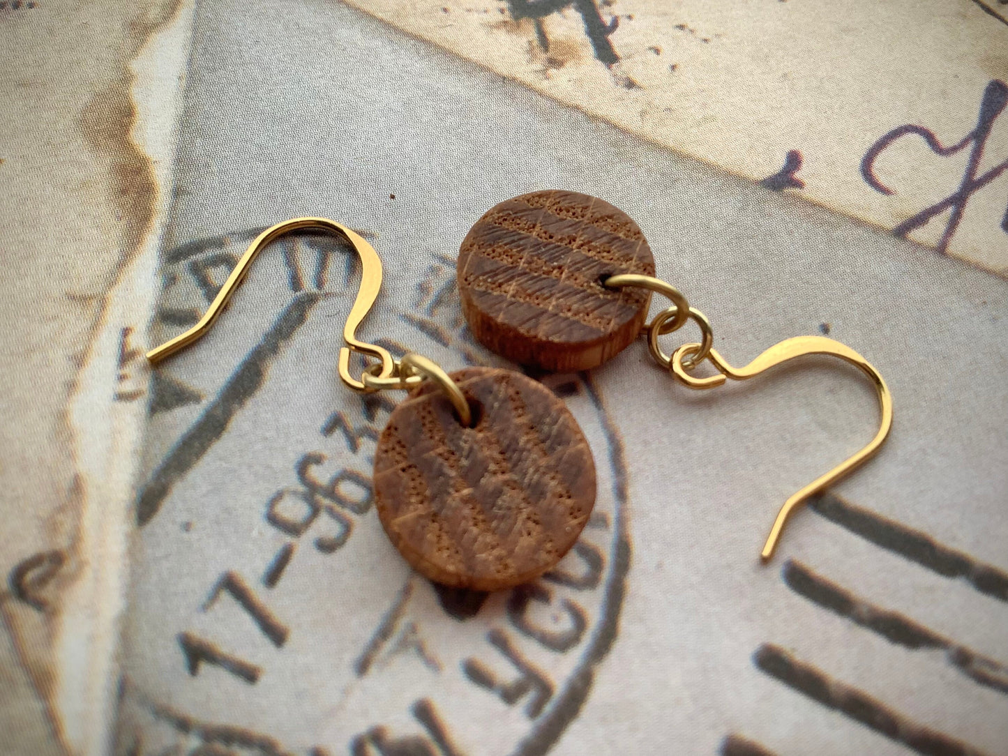 Oak wood slice disk earrings, natural earrings, boho, hippie, wooden earrings, minimalist earrings, Tiny round, small coin style, warm look