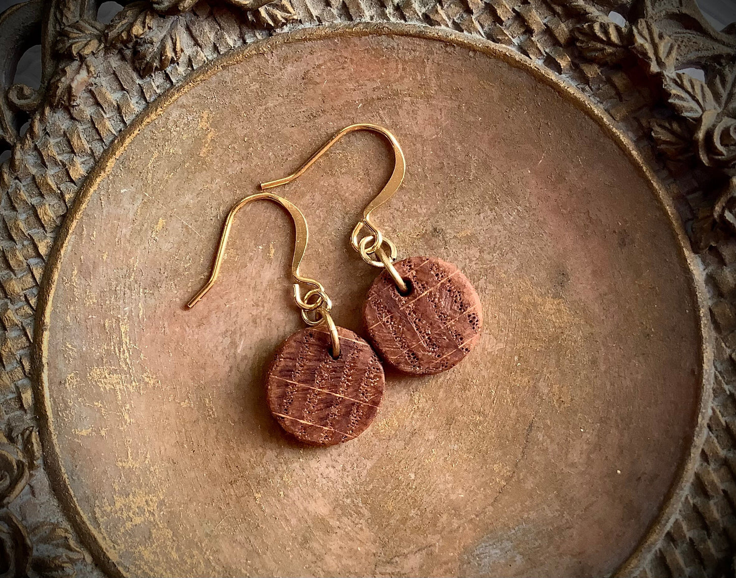 Oak wood slice disk earrings, natural earrings, boho, hippie, wooden earrings, minimalist earrings, Tiny round, small coin style, warm look