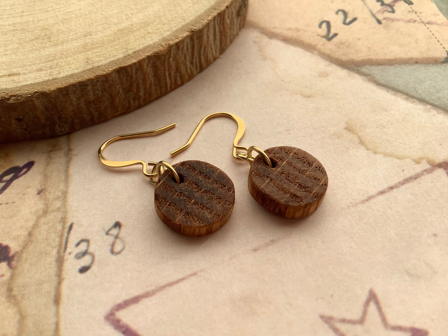 Oak wood slice disk earrings, natural earrings, boho, hippie, wooden earrings, minimalist earrings, Tiny round, small coin style, warm look